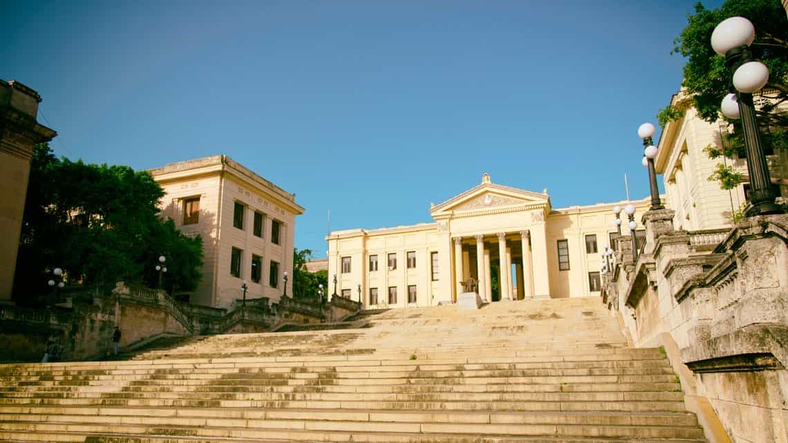 Vista de la escalinada y rectorado de la Universidad de la Habana desde la Calle L del Vedado