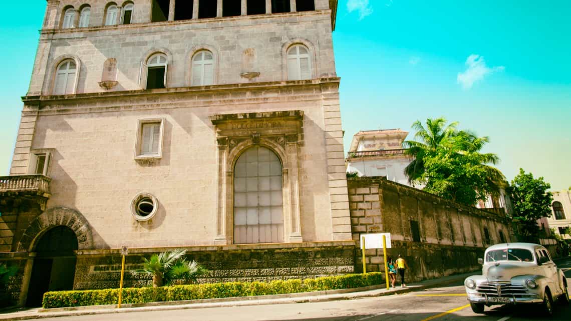 Museo Napoleonico justo al lado de la Universidad de la Habana