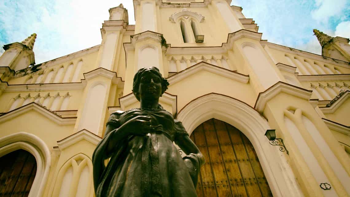 Detalle de la estatua de Cecilia Valdes, al fondo la Iglesia del Santo Angel Custodio