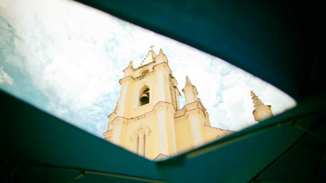 El campanario de la Iglesia del Santo Angel Custodio vista a traves de las sombrillas del Cafe del Angel