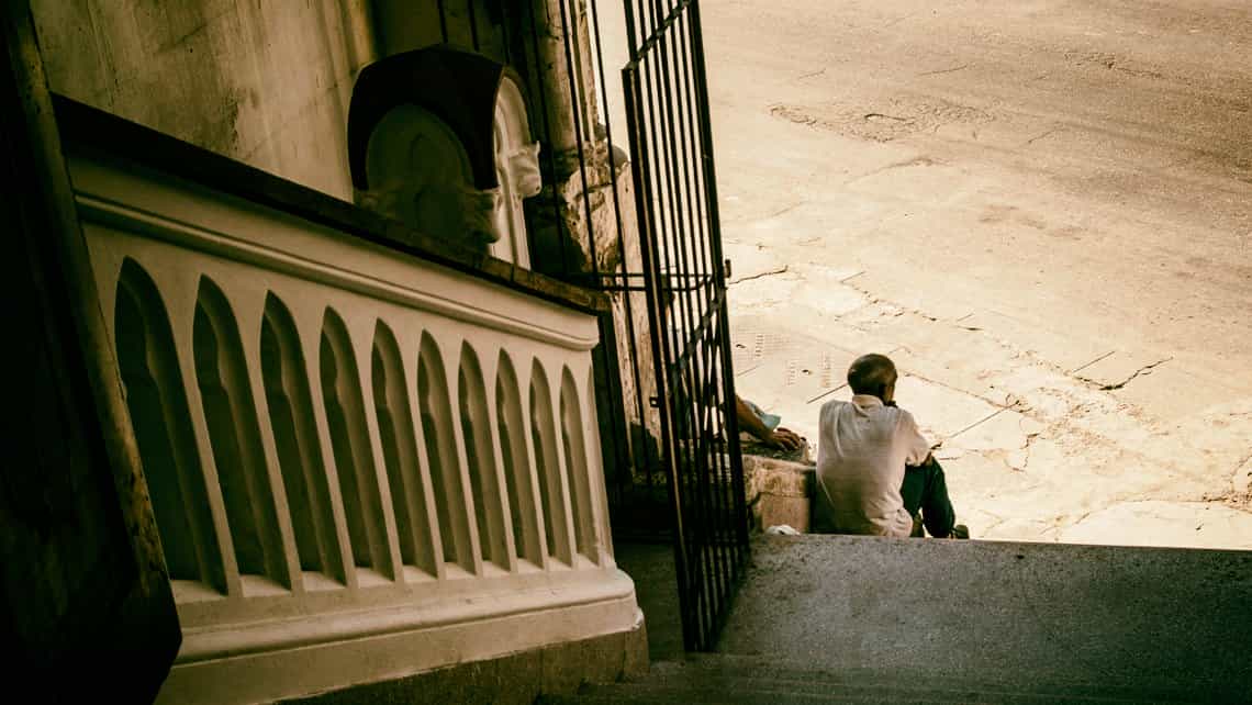Anciano descansa en la escalinata de la Iglesia del Santo Angel Custodio