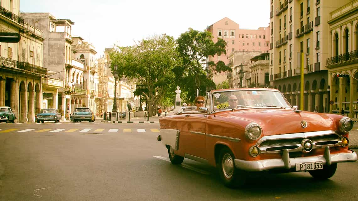Coche antioguo americano de los años 50 circula cruza la esquina de Prado y Neptuno en La Habana Vieja