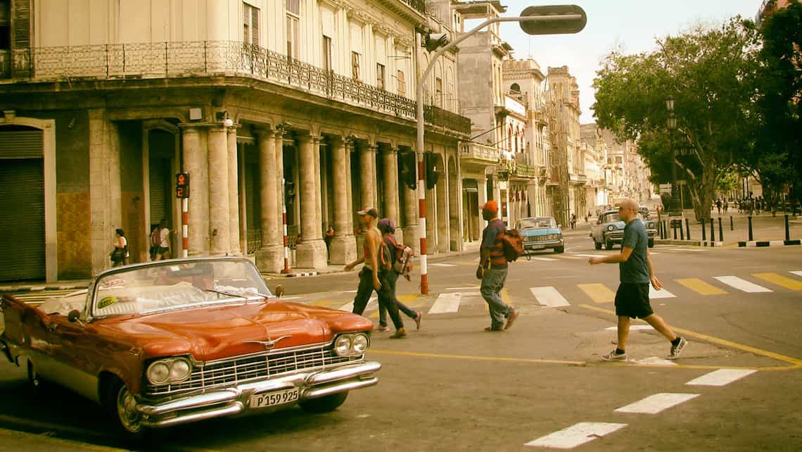 Habaneros y turistas cruzan las calle en la esquina de Prado y Neptuno
