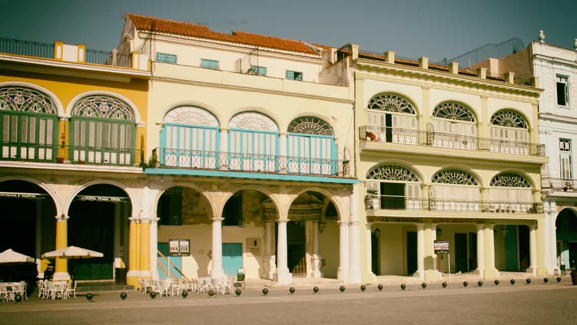 Fachada de la Cervecera de la Factoria Habana Vieja y edificios colindantes
