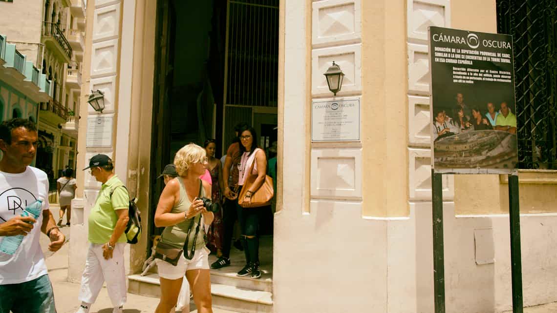 Puerta de entrada a la Camara Oscura de La Habana Vieja en la Plaza Vieja