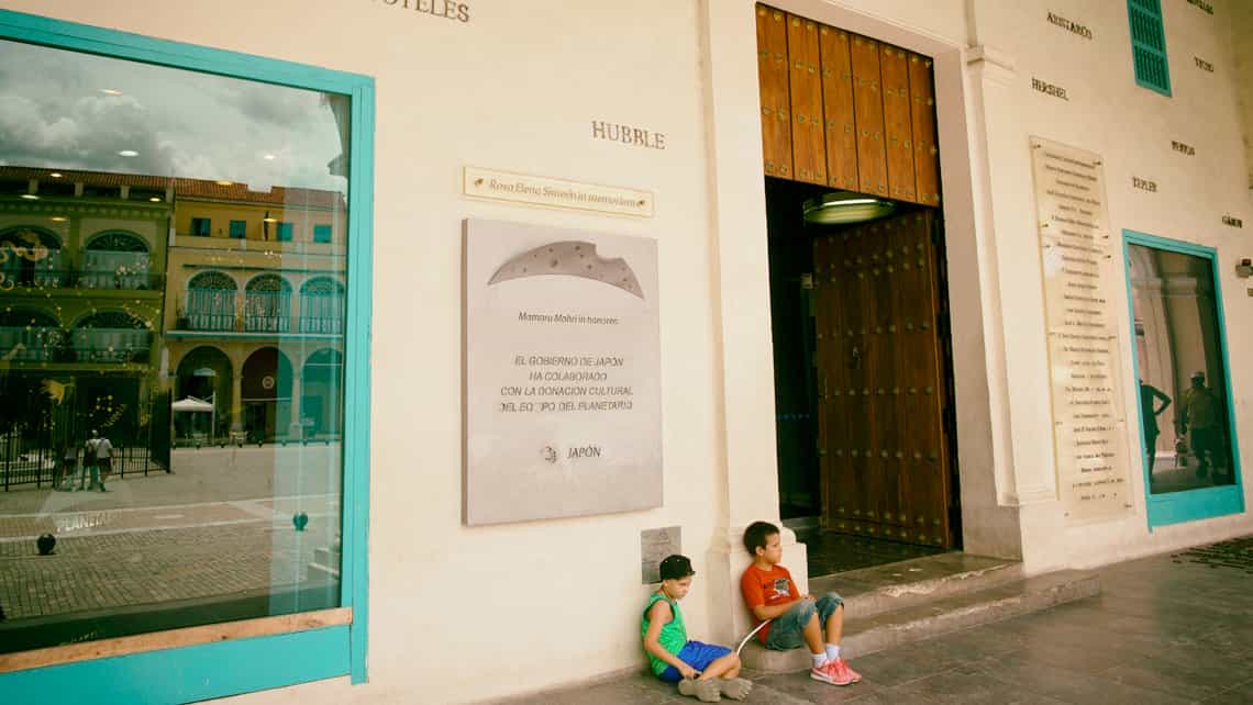 Niños juegan el los portales de Planetario de la Habana Vieja