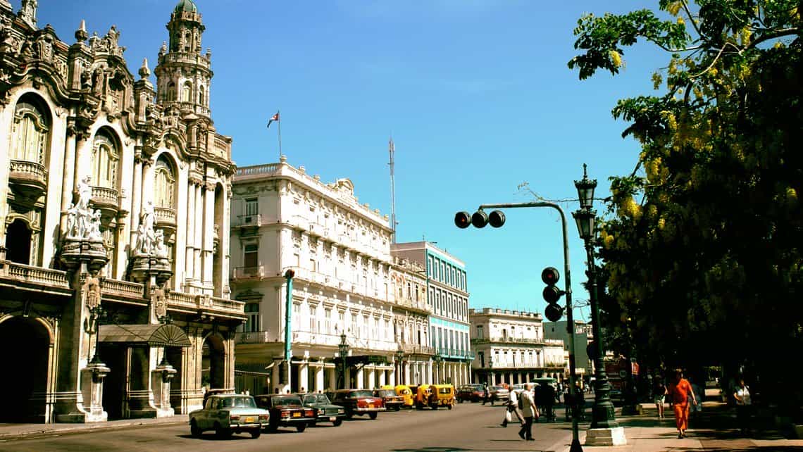 Acera del Louvre y Gran Teatro de La Habana visto desde el Cine Payret