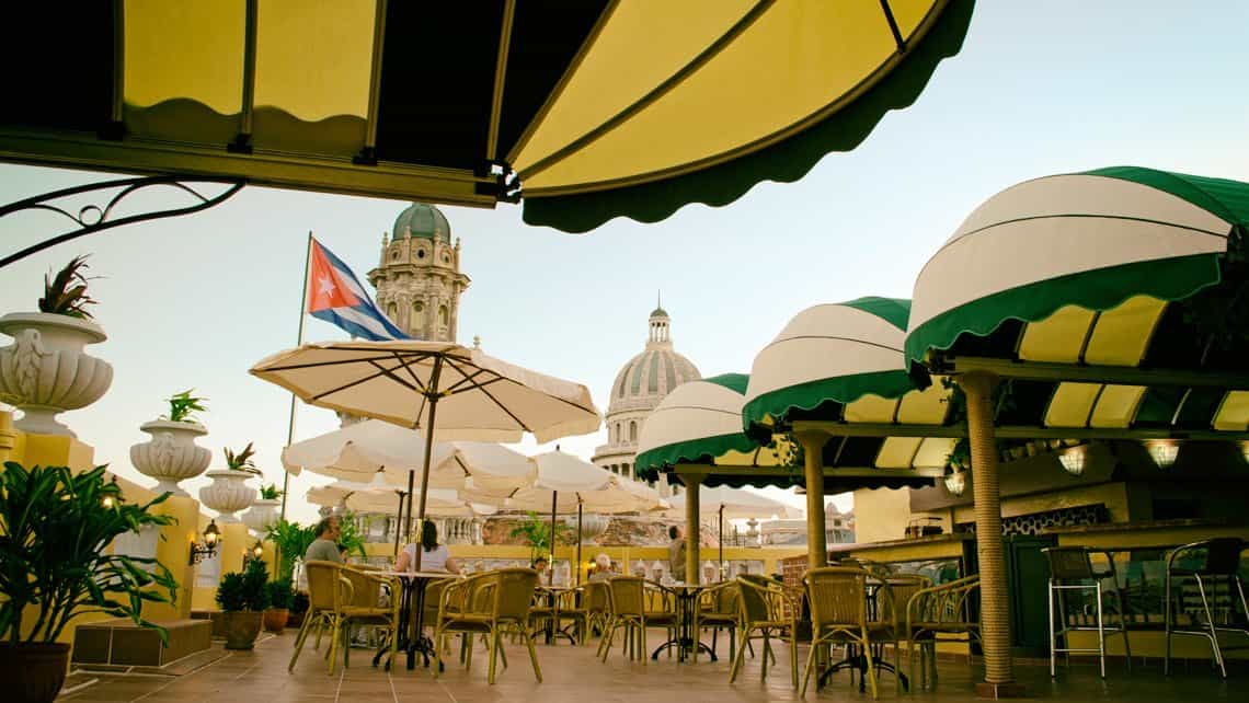 Vista del Gran teatro de la Habana desde el Bar La Terraza del Hotel Inglaterra, al fondo El Capitolio Nacional