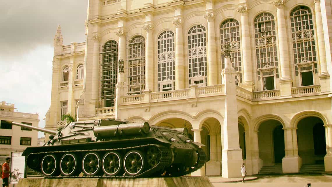 Tanque de guerra convertido en monumento a la entrada del Museo de la Revolucion