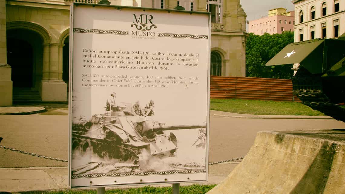 Cartel a la entrada del Museo de la Revolucion explicando una de las piezas en exposicion