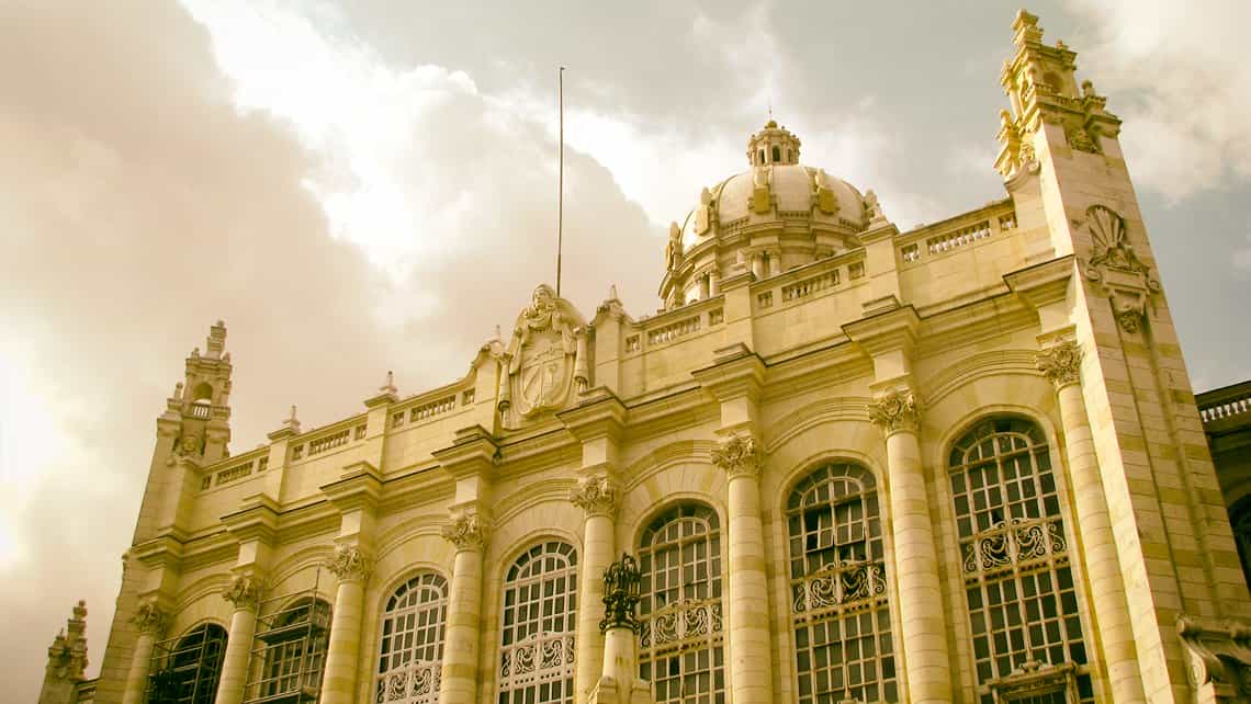 Detalles de la fachada del Museo de la Revolucion