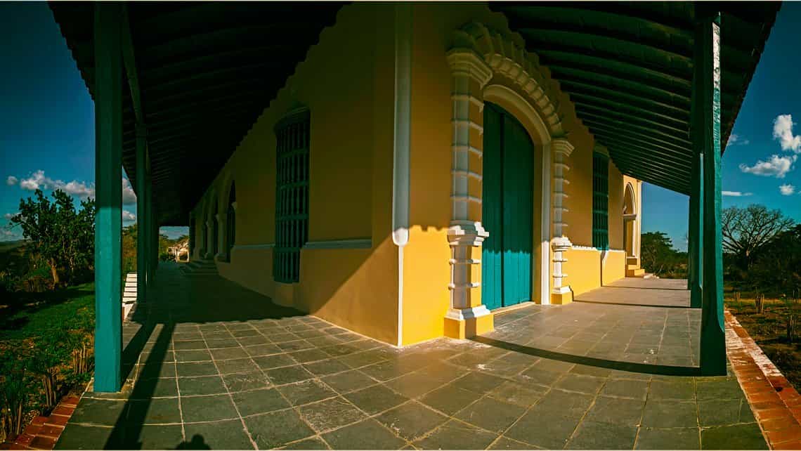 Bella toma del portal de la Casa Vivienda de la Hacienda Guáimaro