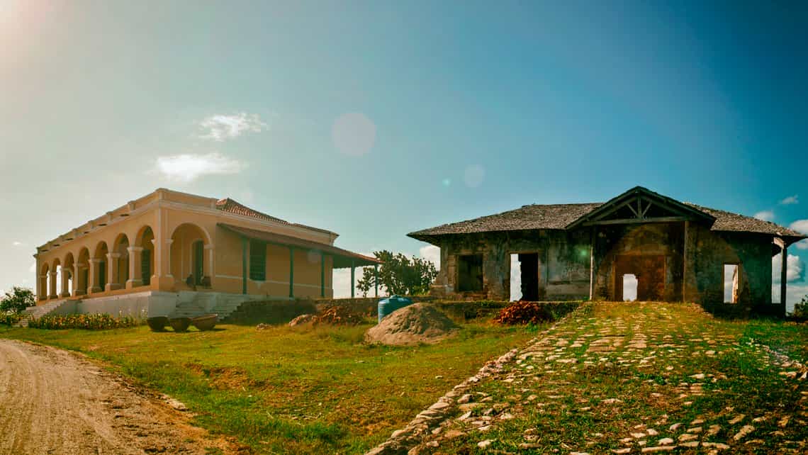 Vista de la Casa Vivienda y Barracaon de Esclavos de la Hacienda Guáimaro