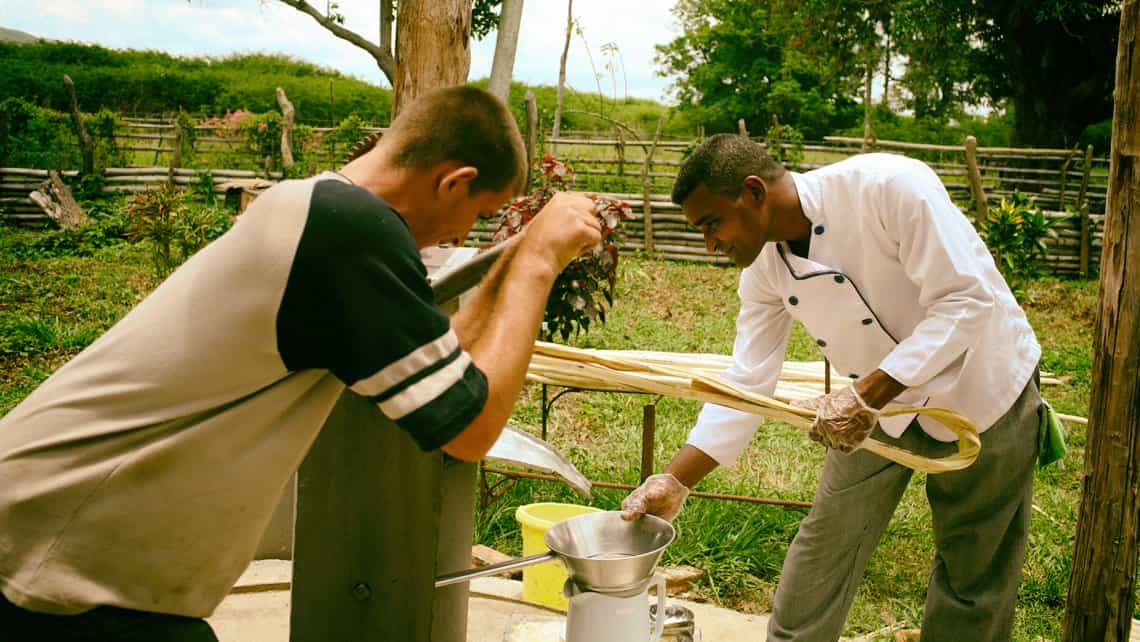 Operarios moliendo caña de azucar para hacer guarapo en las inmediaciones del antiguo Ingenio Guáimaro