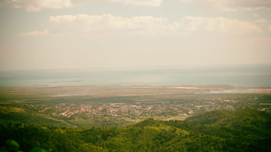 Vista del Valle de los Ingenios desde lo alto del mirador, al fondo el Mar Caribe