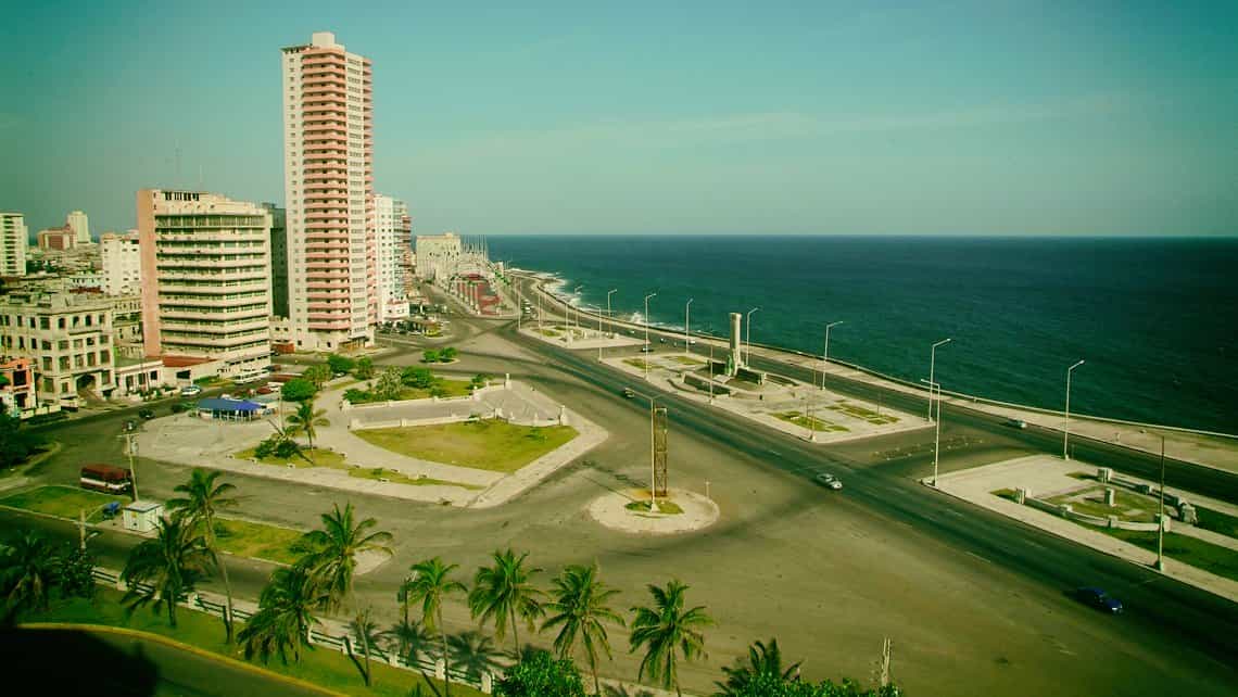 Vista del Malecon desde los Jardines del Hotel Nacional de Cuba