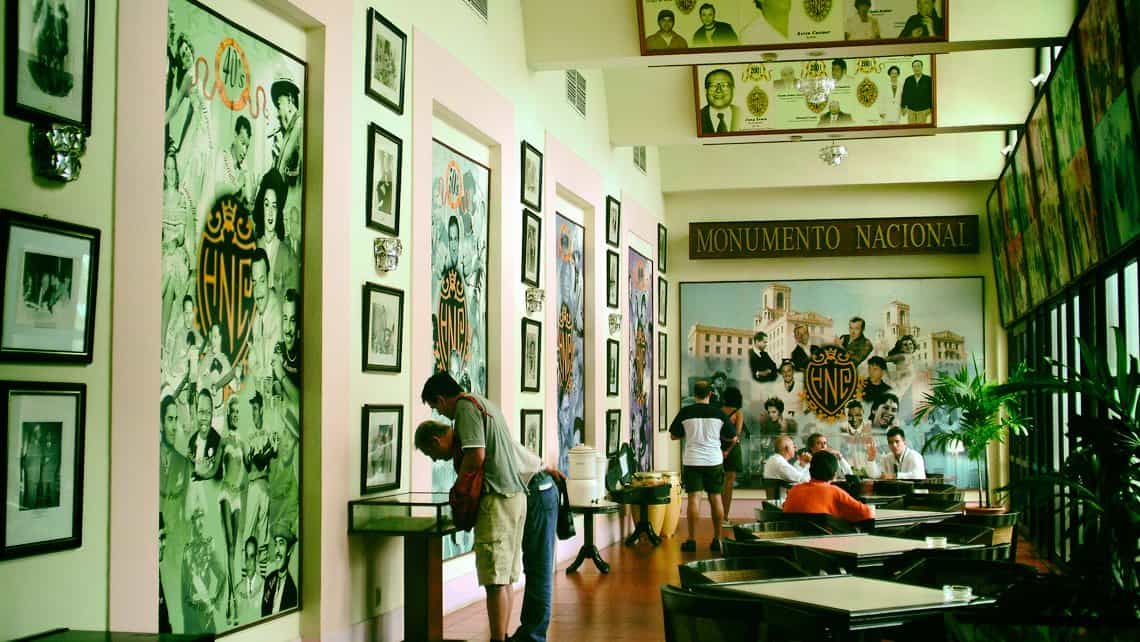 Cuadros con famosos visitantes del Hotel Nacional de Cuba en el Bar Historico