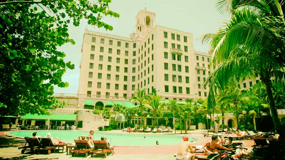 Vista de la piscina y torre norte del Hotel Nacional de Cuba