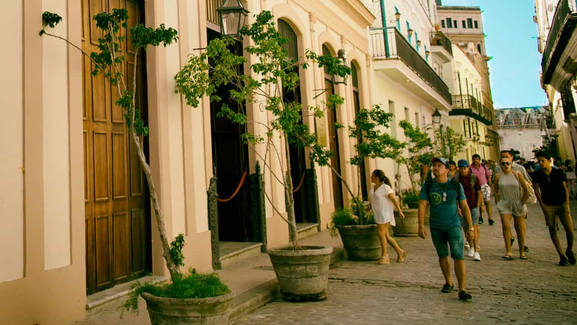 Calle Oficios en la Habana Vieja en la mañana