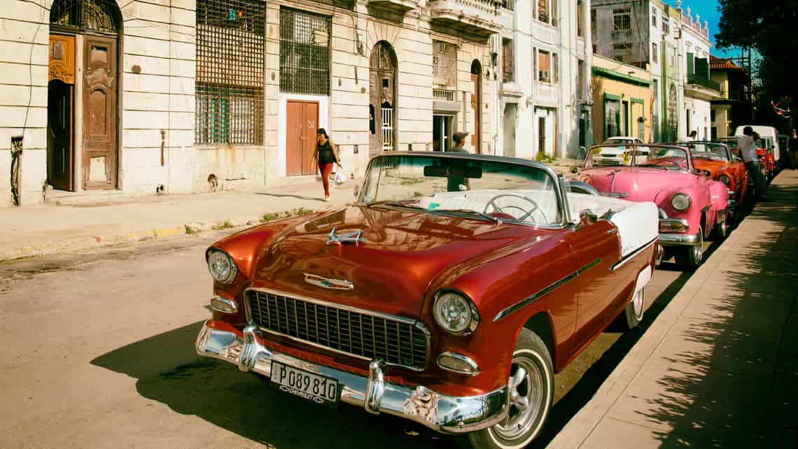 Antiguos coches americanos de los 50 en la Calle Oficios llegando a la Alameda de Paula