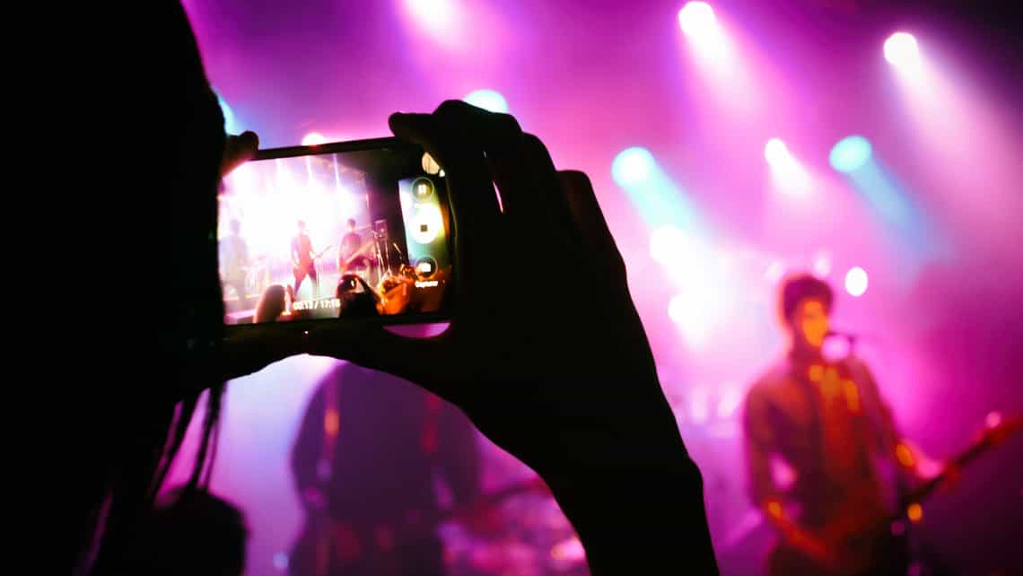 Espectador toma foto de jazzistas en espectaculo del Jazz Plaza