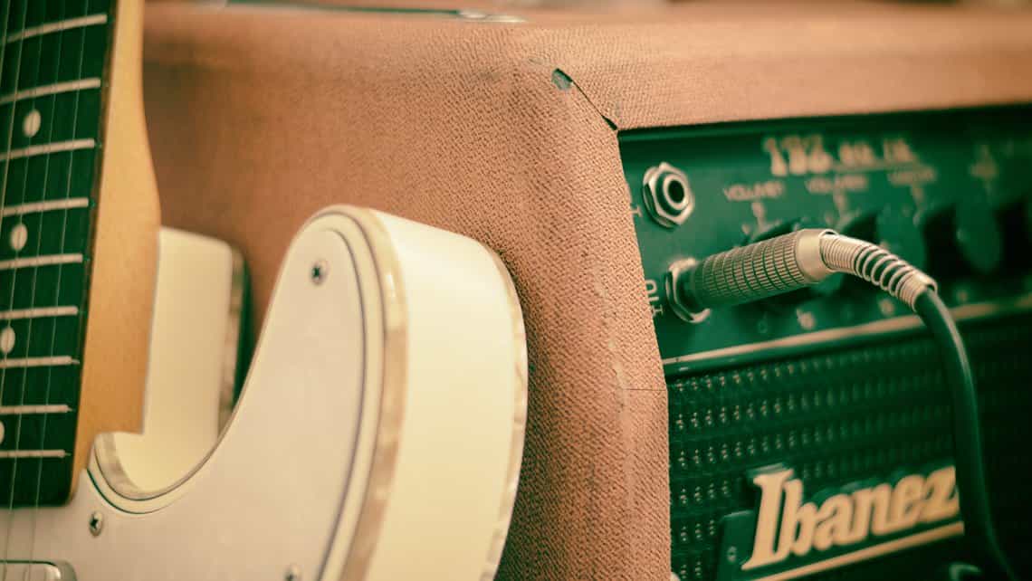 Detalles de guitarra y amplificador
