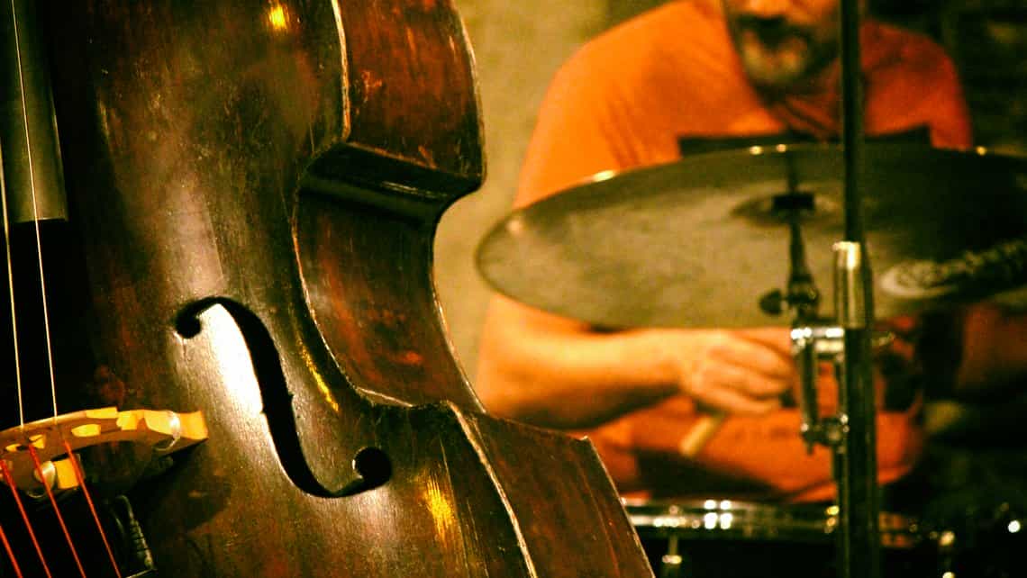 Bajo y bateria de grupo musical en el Jazz Plaza