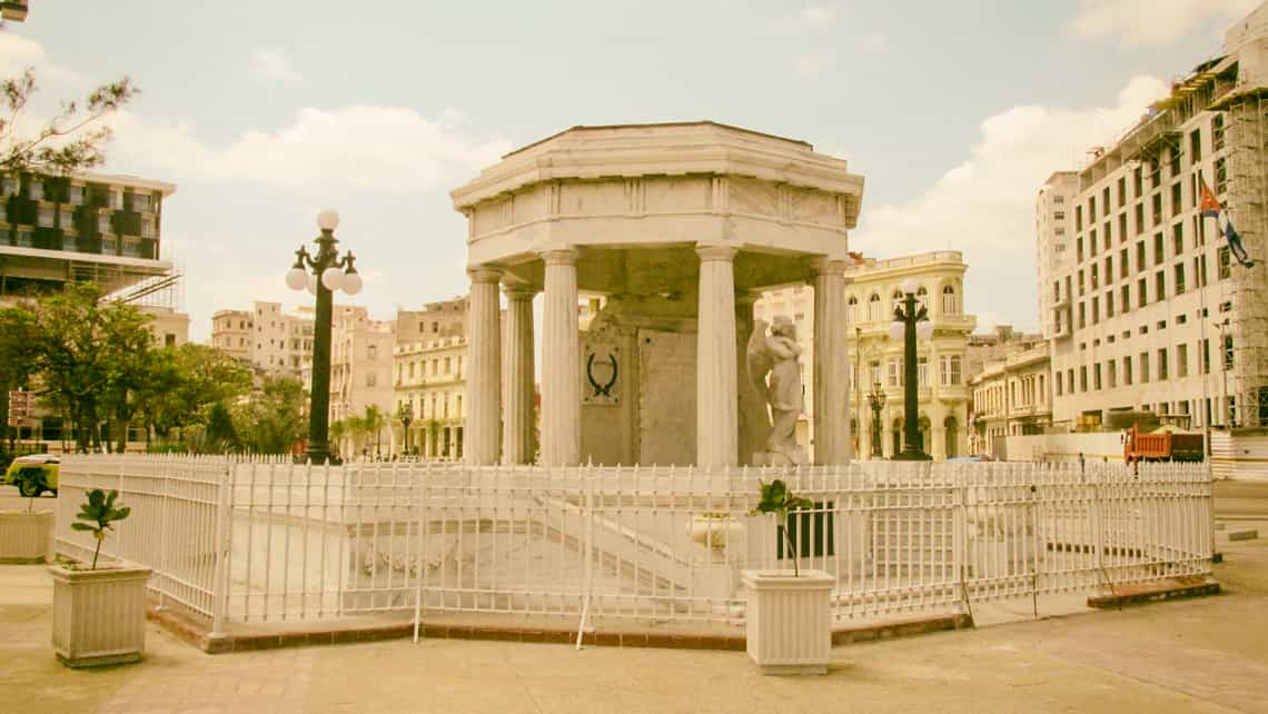 Monumento a los Estudiantes de Medicina, al fondo el Paseo del Prado