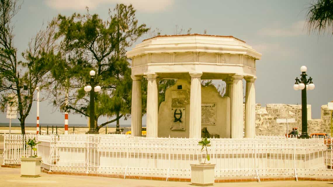 Monumento a los ocho Estudiantes de Medicina, al fondo el Castillo de la Punta y el cielo azul de Cuba