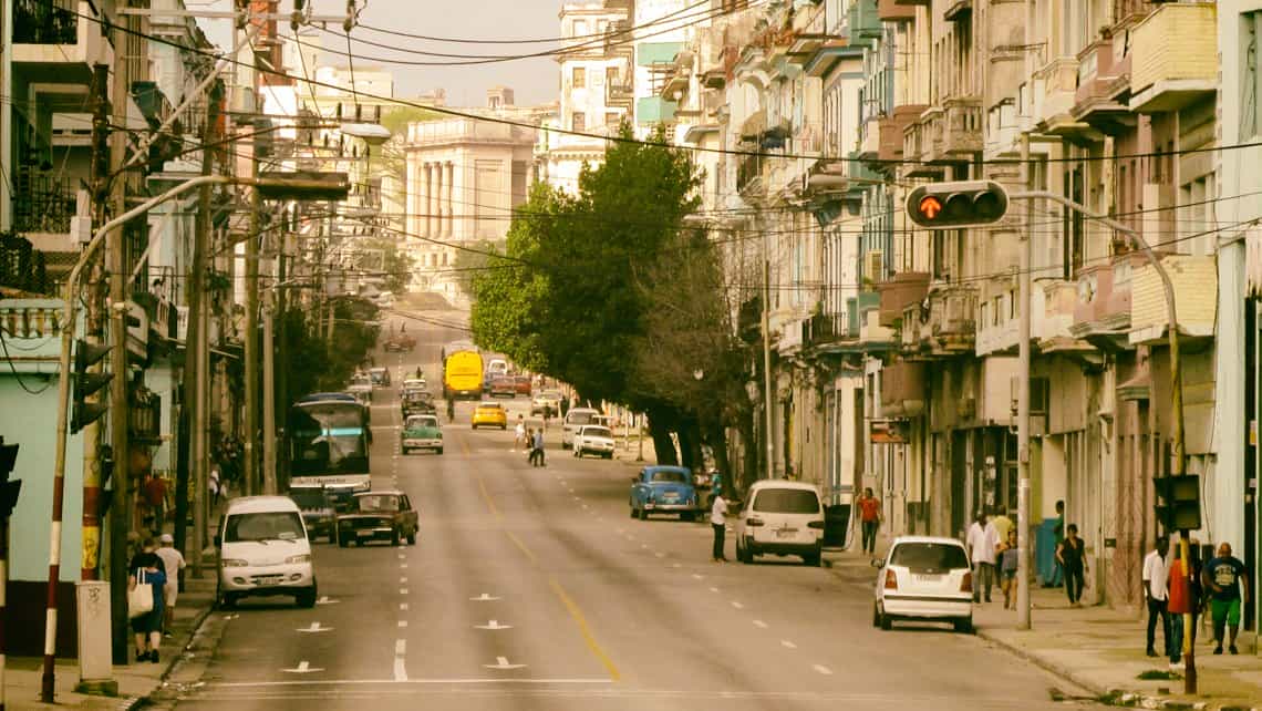 Vista de la Calle San Lazaro, al fondo la Universidad de la Habana