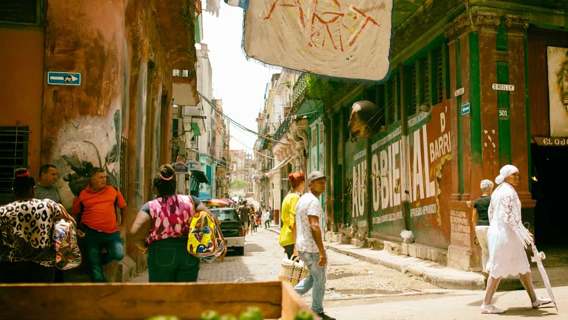 Habaneros circulan por la calle O'Reilly de la Habana Vieja