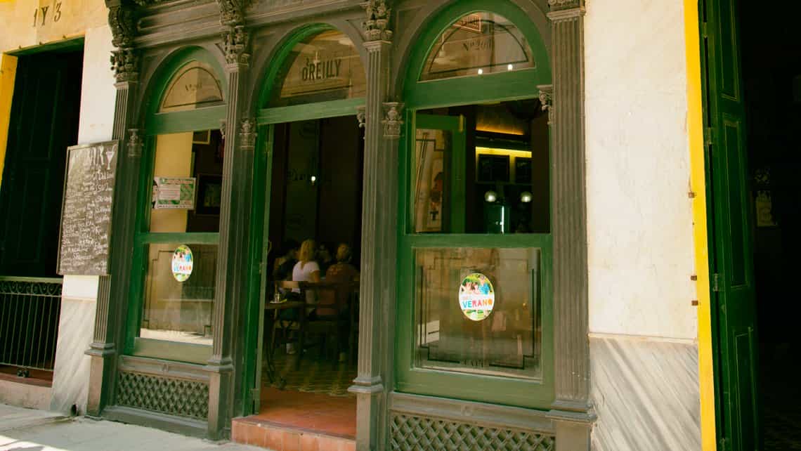 Cafe O'Reilly en la calle del mismo nombre en la Habana Vieja