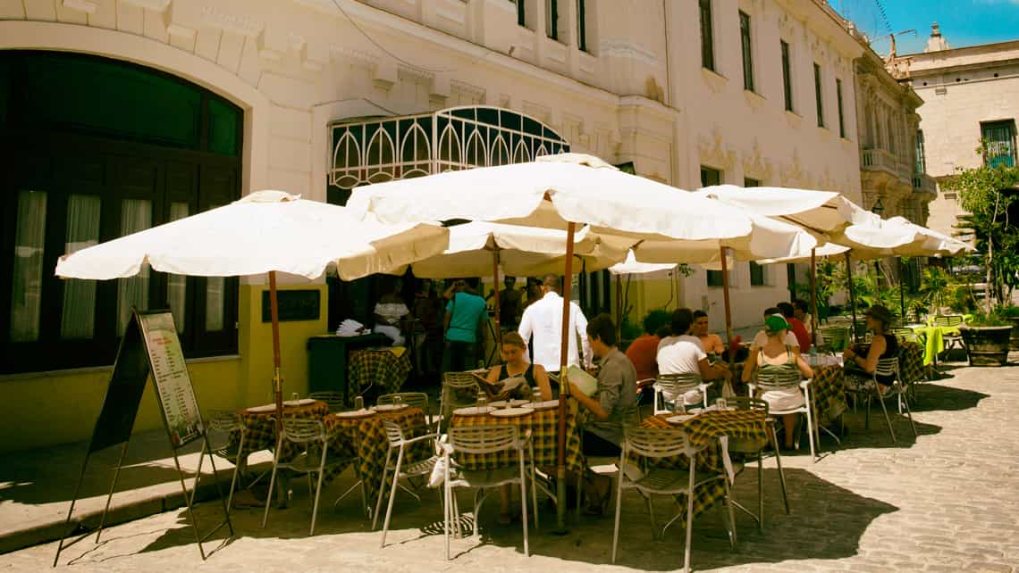Cafe al fresco en la calle O'Reilly, uno de los muchos que pululan por la Habana Vieja