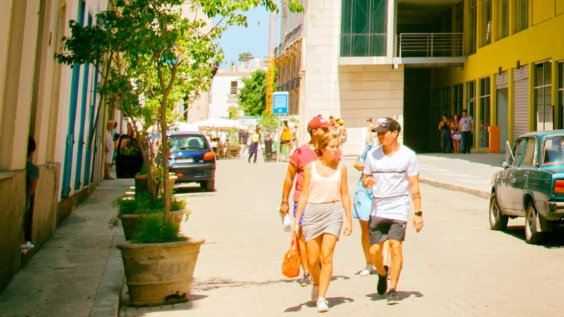 Turistas y locales caminan por la calle O'Reilly de la Habana Vieja