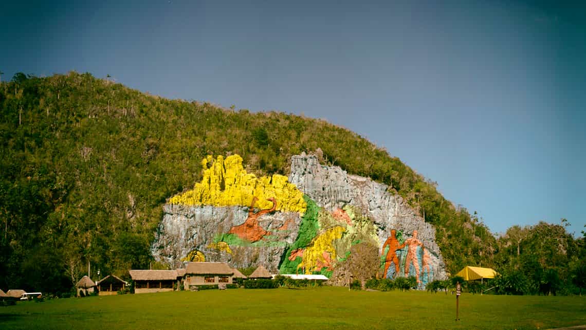 Mural de la Prehistoria cercano al poblado de Viñales en la provincia de Pinar del Rio
