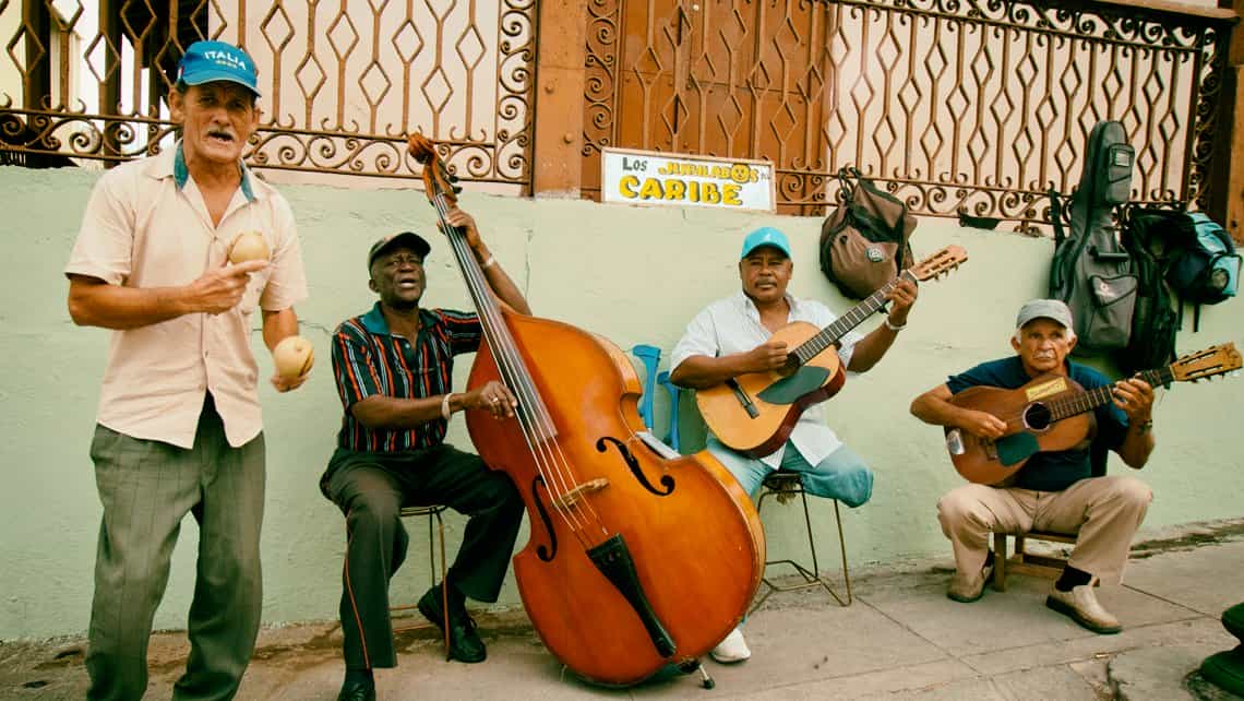 Los 'Jubilados del Caribe', artistas callejeros en las calles de Santiago de Cuba