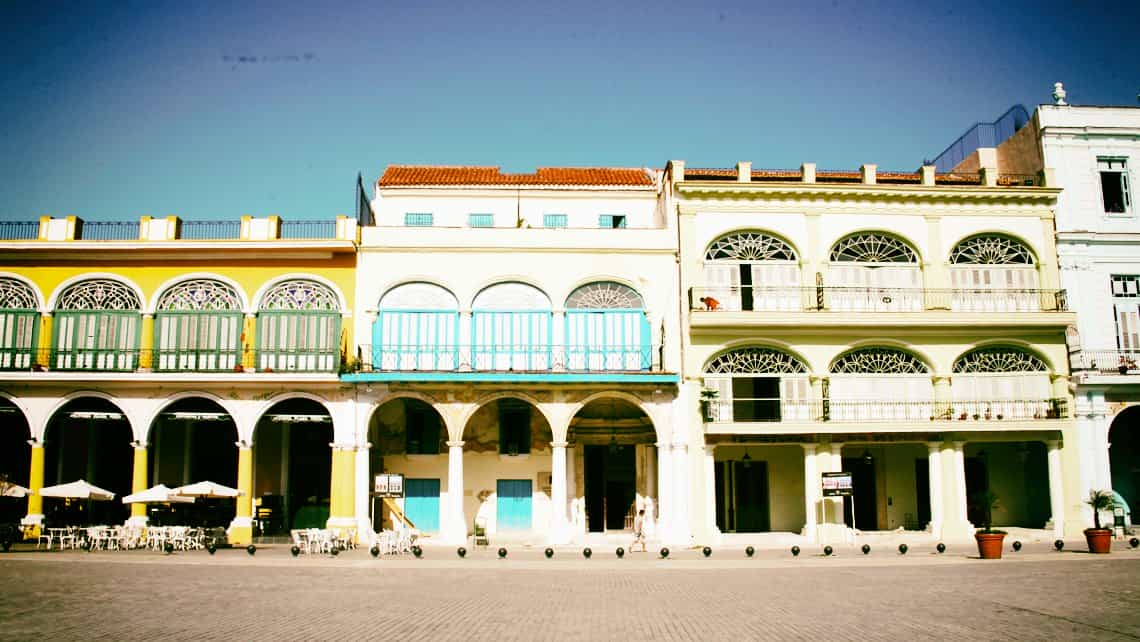 Coloridos edificios coloniales en la Plaza Vieja de La Habana