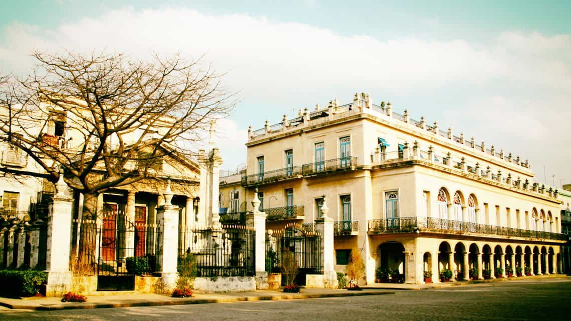 Templete y Hotel Santa Isabel en la Plaza Vieja de La Habana