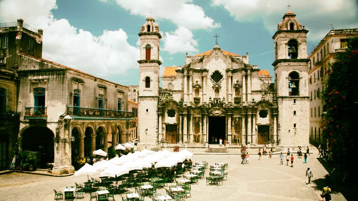Plaza de la Catedral, al fondo la Catedral de La Habana