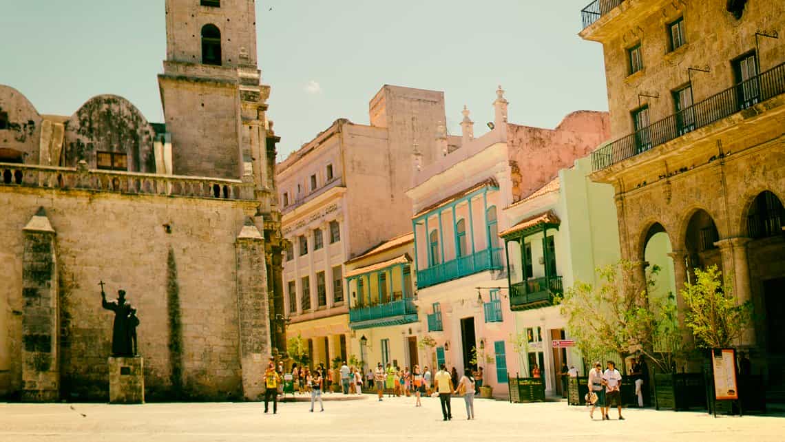 Habaneros y turistas transitan por la Plaza de San Francisco de Asis en La Habana Vieja