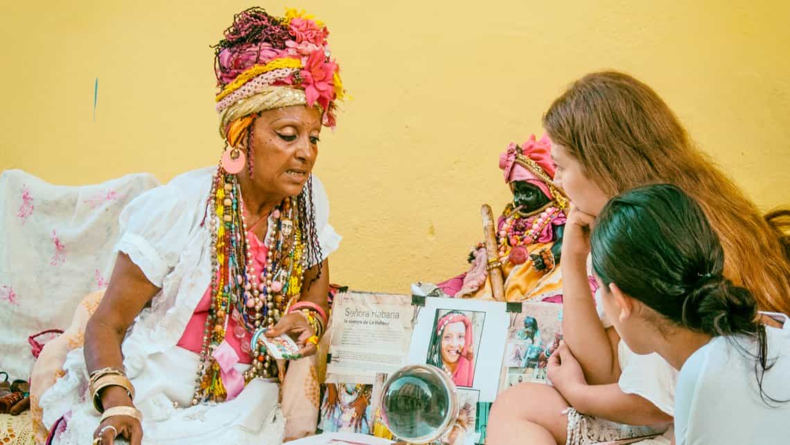 Santera adivina el futuro a turistas en La Habana Vieja
