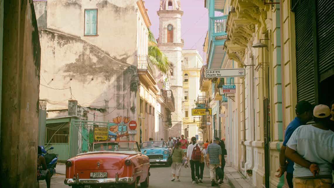 La Calle Empedrado de La Habana Vieja, al fondo el campanario de la Catedral de la Habana