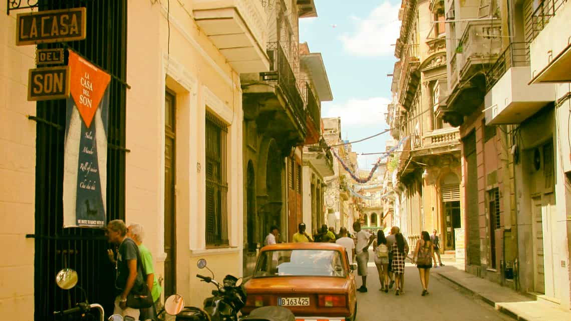 Habaneros y turistas recorren la Calle Empedrado de La Habana Vieja, justo por La Casa del Son