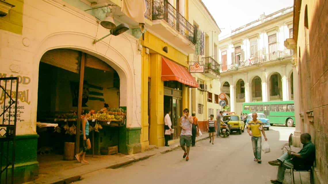 Habanero lee el periodico tranquilamente en la Calle Empedrado de La Habana Vieja