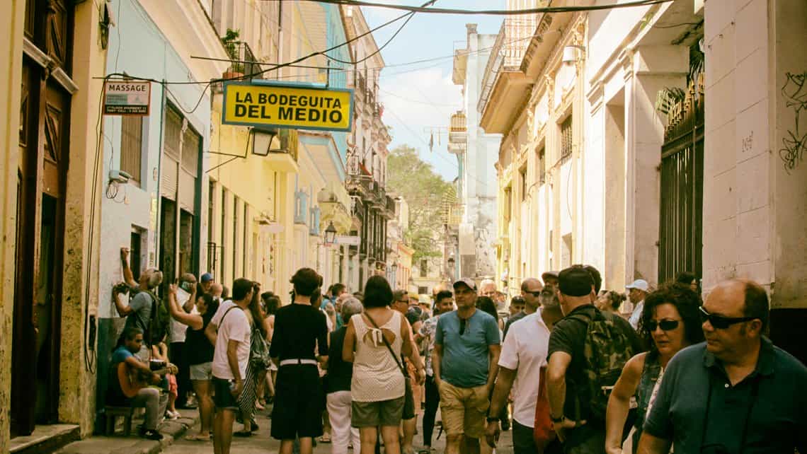 Calle Empedrado de La Habana Vieja, justo frente a La Bodeguita del Medio