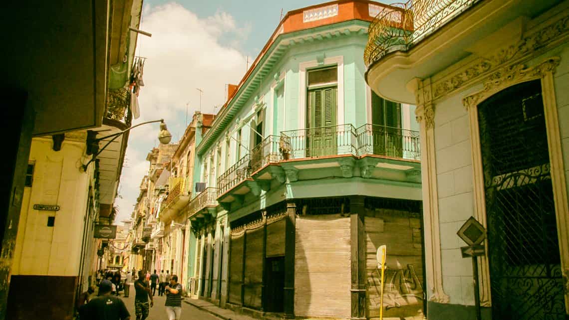 Edificaciones coloniales de Calle Empedrado de La Habana Vieja