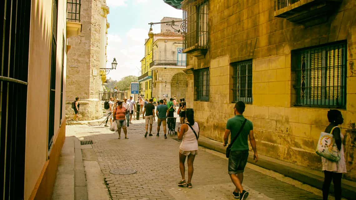 La Calle Empedrado de La Habana Vieja desemboca en la Plaza de la Catedral
