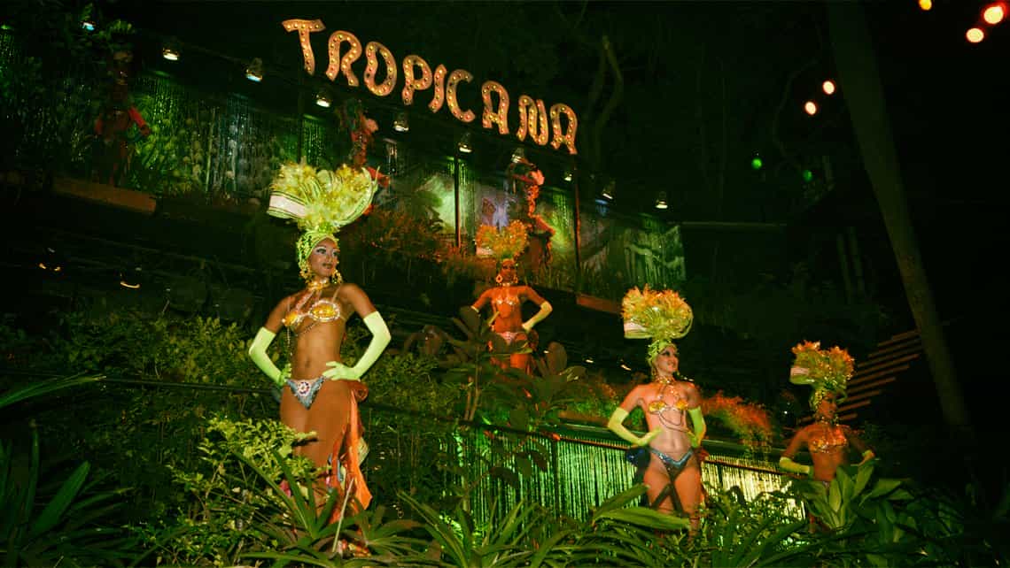 Artistas bailan en uno de los escenarios del Cabaret Tropicana de La Habana