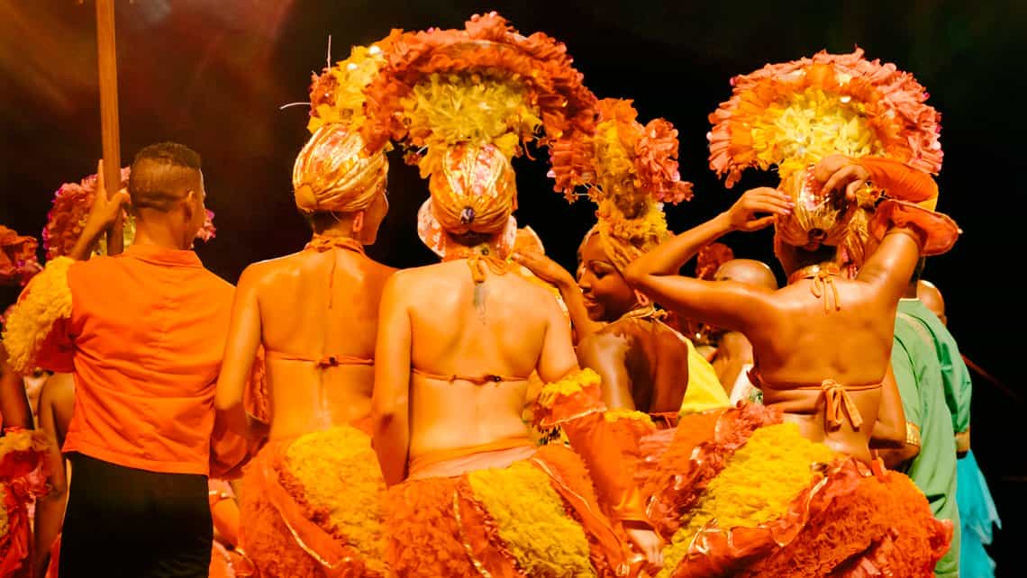 Bailarinas y musicos bailan la rumba en el Cabaret Tropicana de Santiago de Cuba