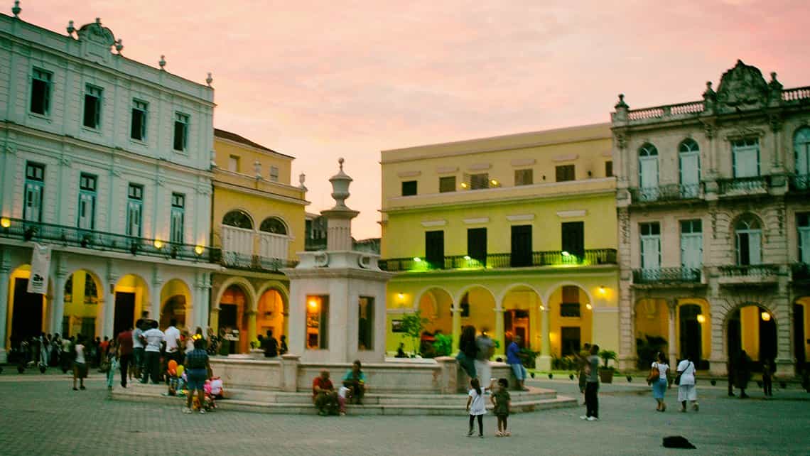 La Plaza Vieja de La Habana, lugar de encuentro y descanso de los habaneros